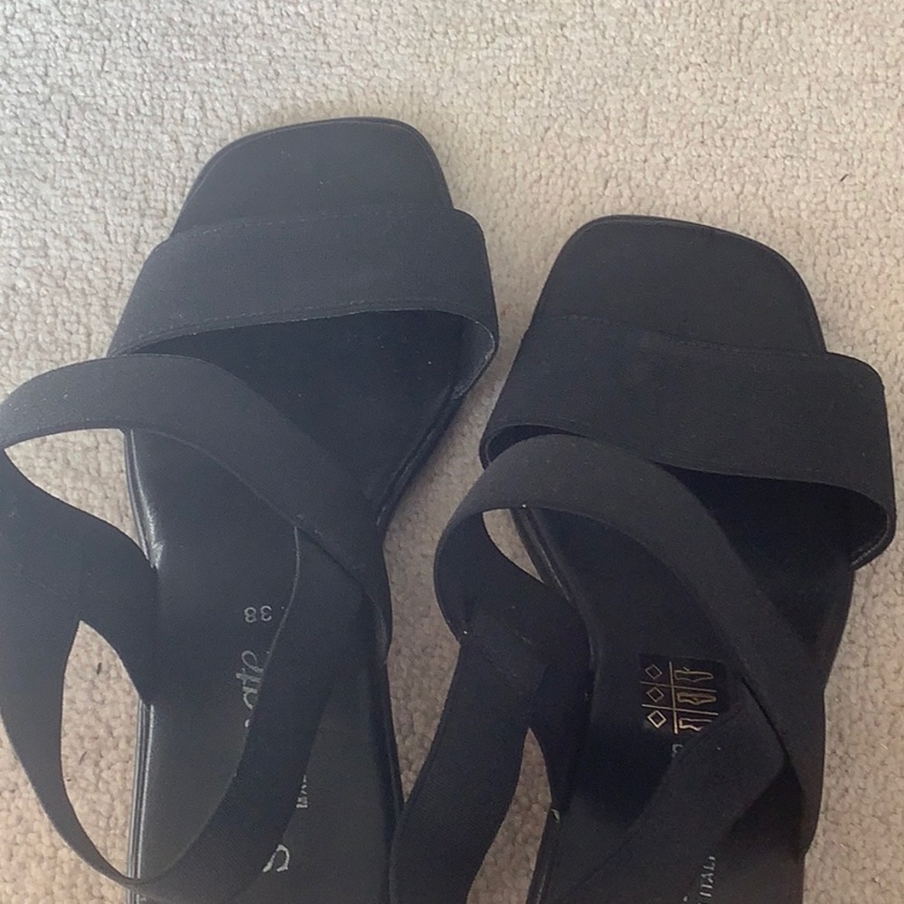 Black heels - Picture 4 of 10